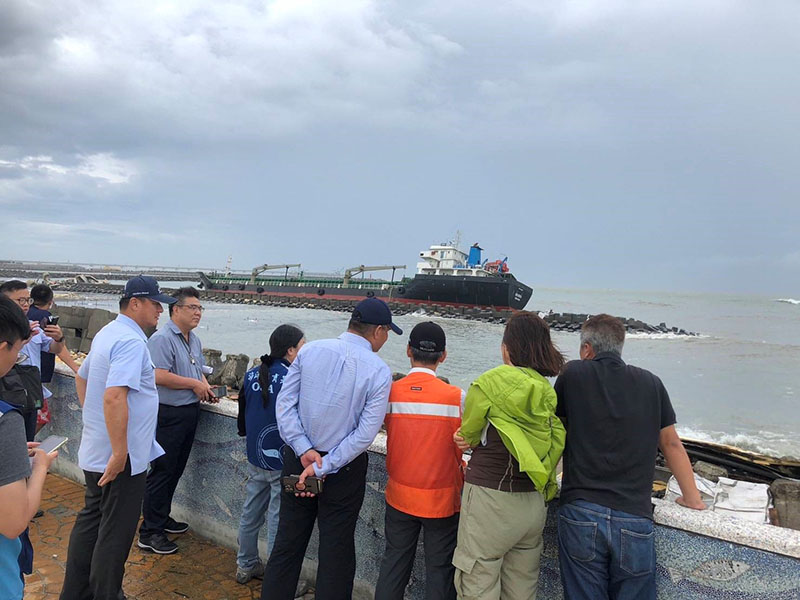 凱米颱風擱淺船舶完成除油再加一 高雄茄萣油污染危機解除