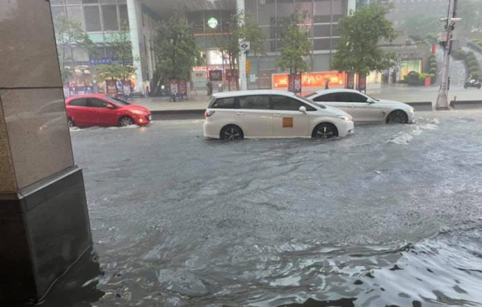 信義區淹水黃水滾滾！ 堤頂市民大道慘況曝