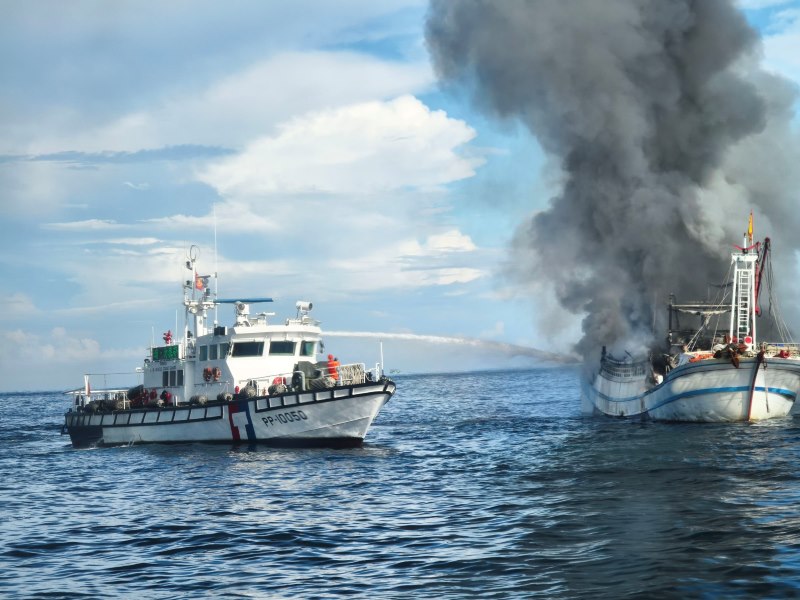 鼻頭外海漁船失火 海巡艇火速馳援