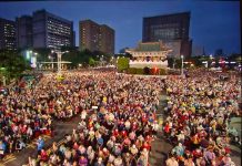中國國花黨15日舉行「中華民國推動兩岸和平大會」，3萬民眾群聚凱道相挺。(獨家報導提供)