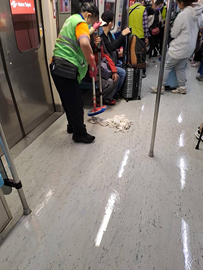 旅客通知板南線列車空調蓋板滲水 北捷清潔機動迅速處理13人5站即已排除