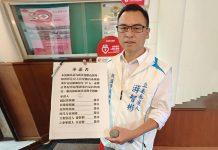 桃園第三選區新黨立委參選人游智彬上周前往立院抗議新住民「孝親權」被剝奪，並要求各黨簽署修法承諾書。圖／新黨提供