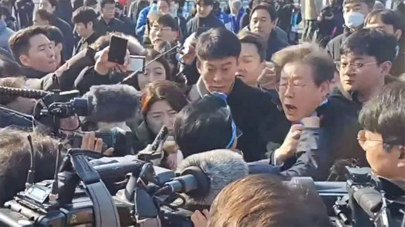 南韓共同民主黨黨魁李在明遇襲 送醫治療 襲擊者當場逮捕