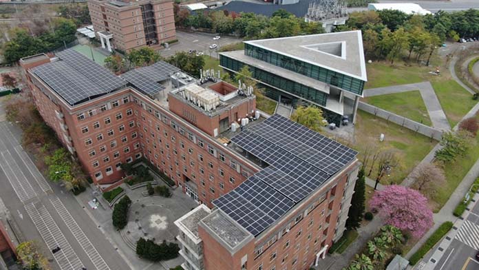 亞大在第三宿舍屋頂裝置太陽能「公民電廠」，預估1年發電量可達近25萬度綠電。圖／亞洲大學提供