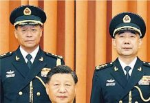 晉升上將軍銜的是火箭軍司令王厚斌（後左）、火箭軍政治委員徐西盛（後右），中間為中共總書記習近平。圖／新華社