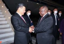 大陸國家主席習近平周一晚間抵南非國事訪問，南非總統拉馬福薩親到機場迎接。圖／新華社