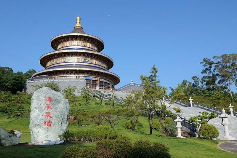 位於台中霧峰金陵山宗教藝術園區的「一貫道祖師紀念館 白陽聖廟」，耗時逾20年完工，於2020年正式完工。白陽聖廟高度54公尺，超越北京天壇，是世界最高的銅鑄圓頂建築。圖／取材湯文萬臉書