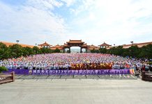 2023國際佛光會世界會員代表大會」有來自近50個國家地區約2500人參加， 10月8日早在佛光山「如來一代時教廣場」大合照，佛光人揮舞旗幟並歡呼「行三好、世界更美好！」等口號，歡喜之情溢於言表。圖／佛光山