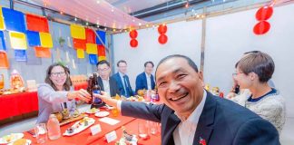 美國在台協會（AIT）主席羅森伯格在選前訪台，期間與國民黨總統參選人侯友宜餐敘。圖／引自侯友宜臉書