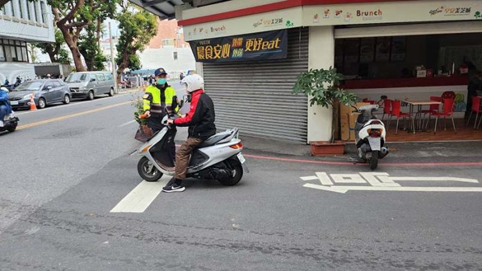 東警路口大執法，加強取締未停車再開。圖／臺東縣警察局交通隊