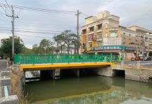 茄萣大排(進學路與忠孝街)增設人行橋完工開放。圖／高雄市政府工務局新建工程處