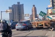 基隆拖板車撞斷號誌桿電線掉一地大塞車。圖／擷取自網路