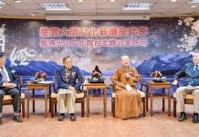 活動壓軸「傳燈—星雲大師文化薪傳座談會」，由依空法師（右二）、遠見．天下文化事業群創辦人高希均（左二）、國際佛光會中華總會總會長趙怡（右一）、中央大學人文藝術中心主任李瑞騰（左一）一同暢談星雲大師對佛教文化的薪傳、推動與貢獻。圖／佛光山