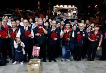 慈濟慈善事業基金會執行長顏博文1月31日晚上偕主管及同仁，在東大門夜市四位主委引領下拜訪、感恩愛心商店。圖／慈濟基金會提供