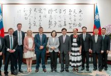 蔡英文總統接見「紐西蘭國會跨黨派友台小組訪台團」，在介紹與會來賓時，證實總統府秘書長林佳龍將接任外交部長。