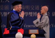 國立陽明交通大學5月12日由林奇宏校長(左)頒贈名譽哲學暨醫學雙博士學位給慈濟證嚴法師(右)。圖／慈濟基金會提供