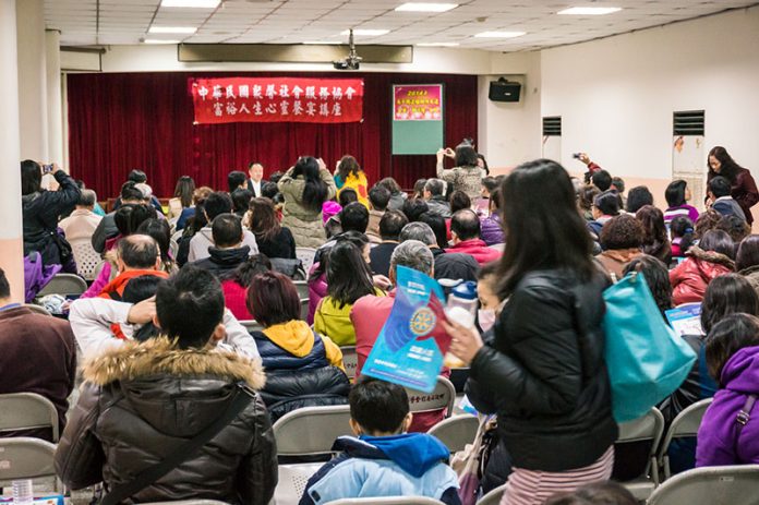 謝沅瑾老師為台灣最知名的國際級易經風水命理大師，經常受邀上各大電視與平面媒體接受採訪錄影，演講邀約皆座無虛席。