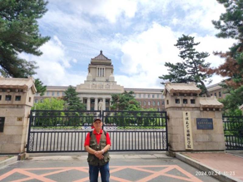 位於吉林大學的偽滿洲國務院舊址(左圖)，因為暑假校園關閉，只有作為附屬醫院的軍政部舊址(右圖)可以參觀。(楊正寬)