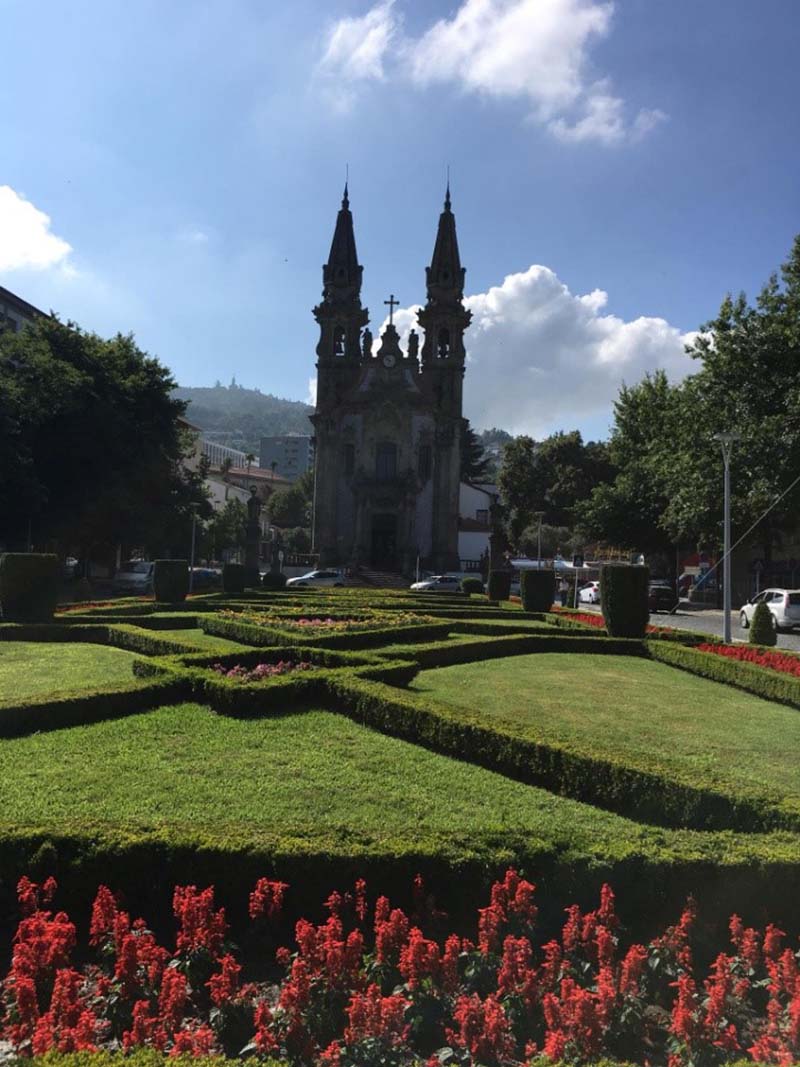 聖地牙哥廣場(Praça de São Tiago)的遊客中心附近遊客不多，小巷弄裡有一些小店，整座城市都給人一種幽靜感，置身其間非常舒服。(楊正寬)