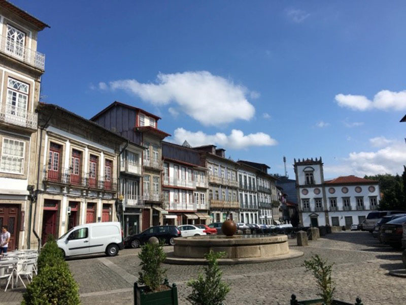 奧利維拉廣場(Praça da Oliveira)在歷史城區中心，周邊建築都保留著中世紀時的風采，走進廣場有穿越時空的懷舊感。(楊正寬)