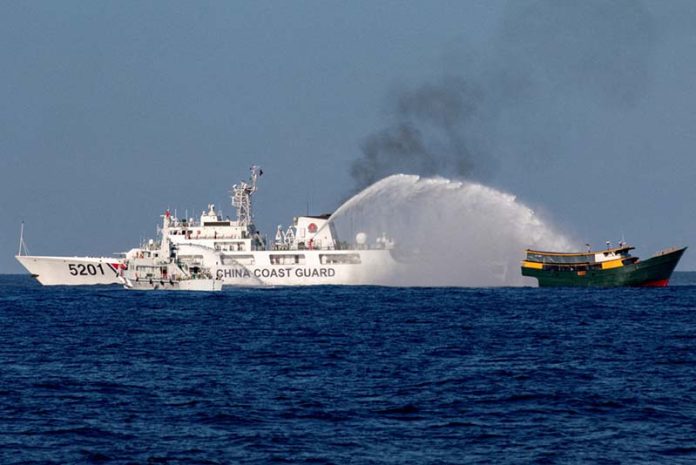 中國海警船艦在南海的持續活動對其他聲索國產生震攝，有效阻止它們挑戰中國的海洋主權主張。圖為中國海警船在南海仁愛礁水域以水砲攻擊菲律賓補給船資料照。