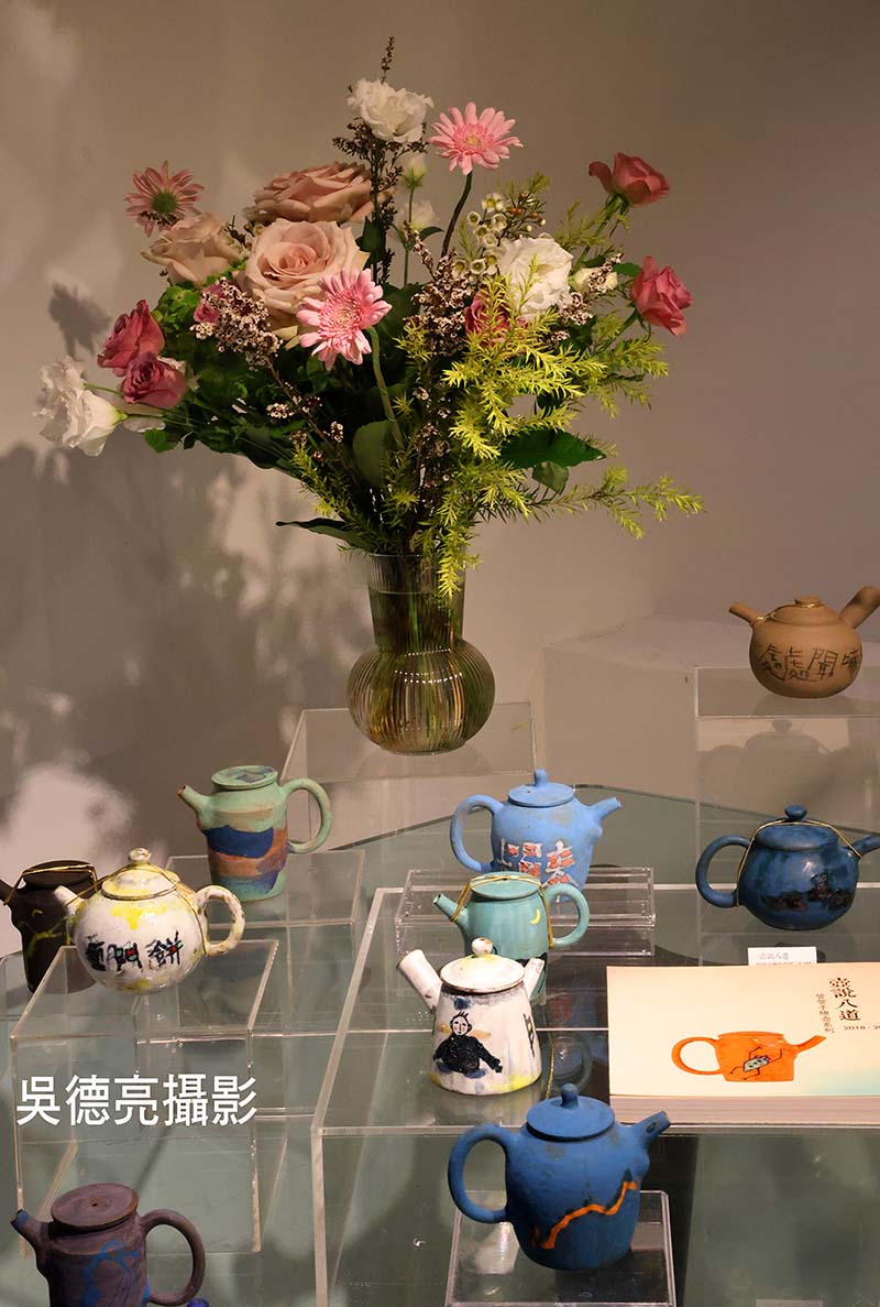 管管《壺說八道》手繪壺暨茶詩／文／畫展在「安德昇藝術」華麗登場