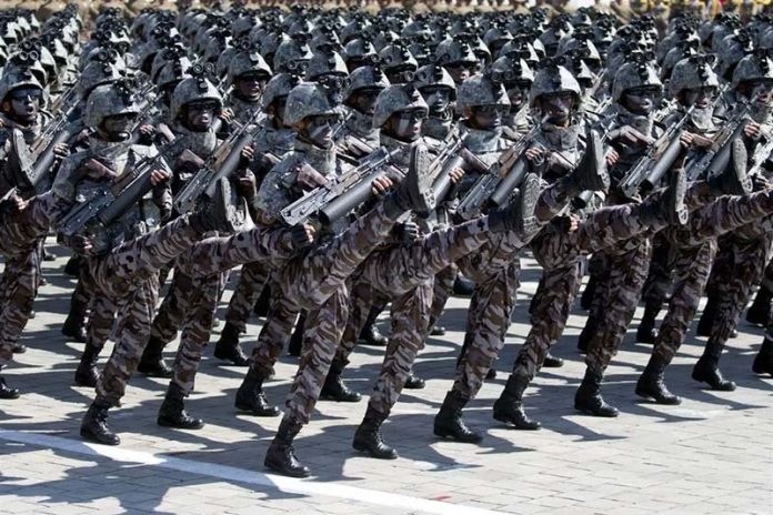 北韓現役部隊約有120萬人，軍隊規模為全球第四大，但從冷戰結束以來，北韓武器裝備並未經過有效的現代化升級，許多裝備仍停留在1980年代的水平。圖為北韓士兵參與閱兵。