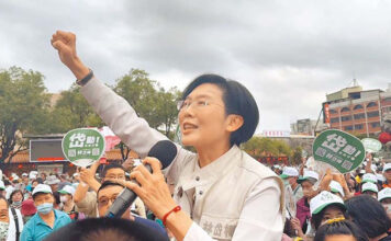 民進黨立委林岱樺12日下午在高雄鳳山五甲龍成宮辦政策宣講，這也是她深陷涉貪風波後首度自行舉辦大型活動，近2000人到場參與。