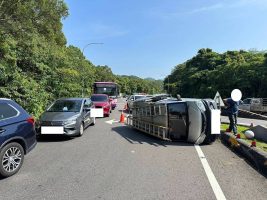 萬芳交流道口翻車事故 文一警交通快打迅速排除