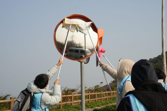 海大生徒步環島擦亮馬祖北竿全島反光鏡　守護用路安全