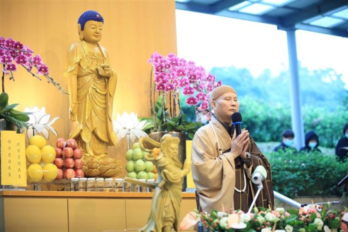 由住持悟道法師主法，為台灣和各國祈福。