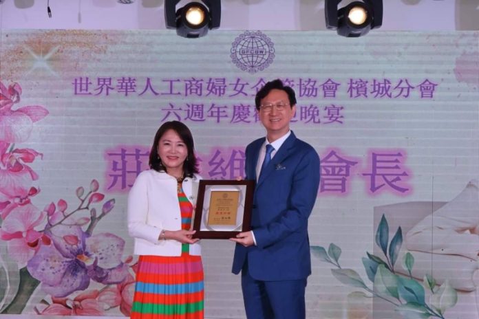 駐新加坡代表童振源(右)25日發布《台灣與全球半導體產業鏈》英文手冊，希望能促成新加坡企業及跨國企業到台灣投資與合作。(取自童振源臉書)