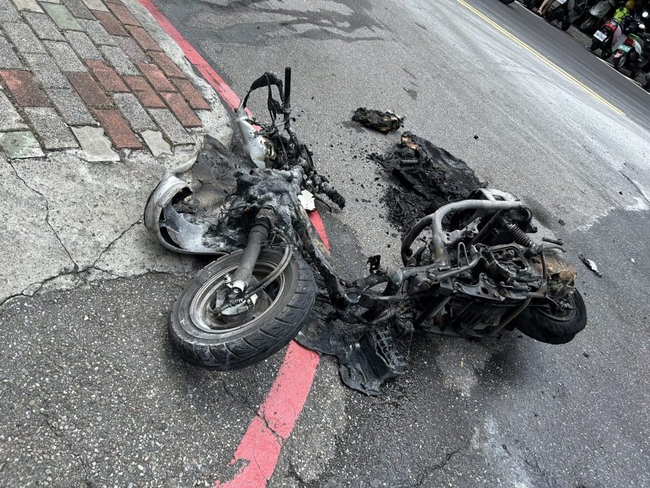 獨家/ 新莊中港路火燒車 阿伯載米酒爆炸濃煙竄天際 8