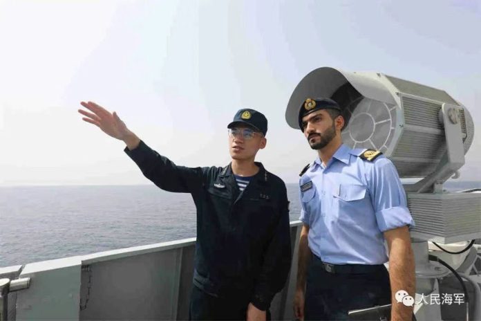 阿曼海軍觀察員在共軍海軍荊州艦上交流。（中國海軍網）