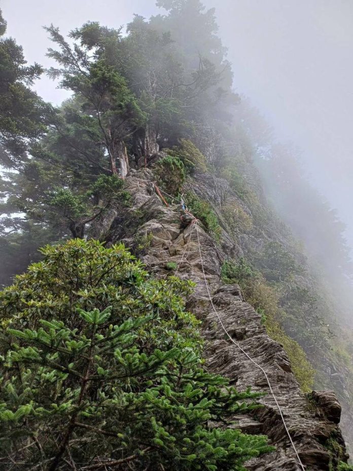 干卓萬十八連峰山友墜亡 今吊掛遺體下山